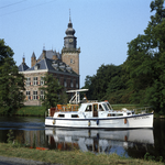 852363 Afbeelding van een pleziervaartuig op de Vecht bij Breukelen, met op de achtergrond het kasteel Nijenrode ...